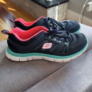 Skechers Dry Foam Navy Blue Sneakers Turquoise & Pink Lining & Trim Women’s 7